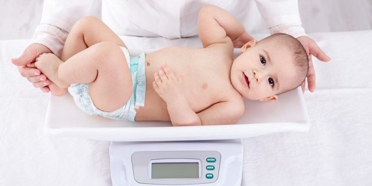 बच्चे का वजन जन्म के समय बढ़ता घटता है 